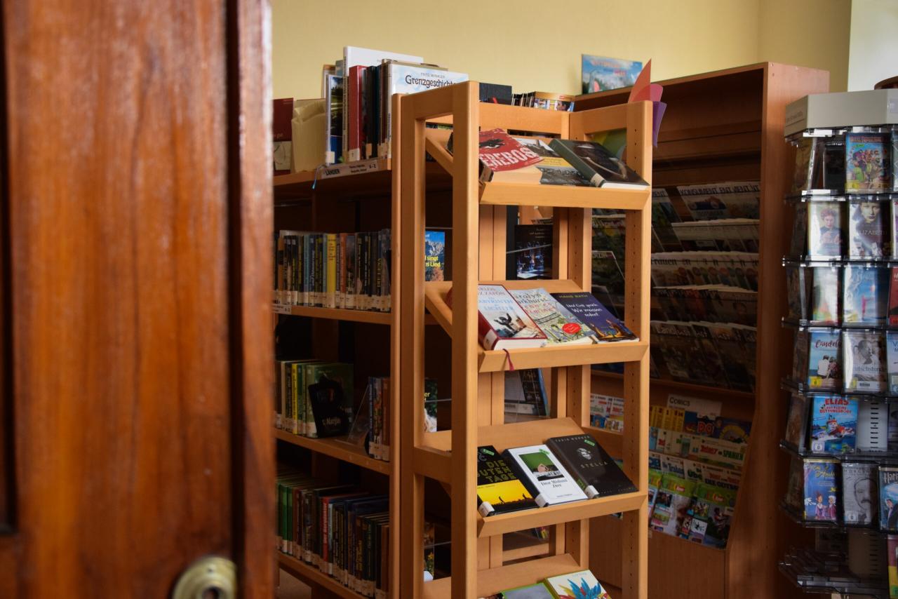Regal mit Büchern